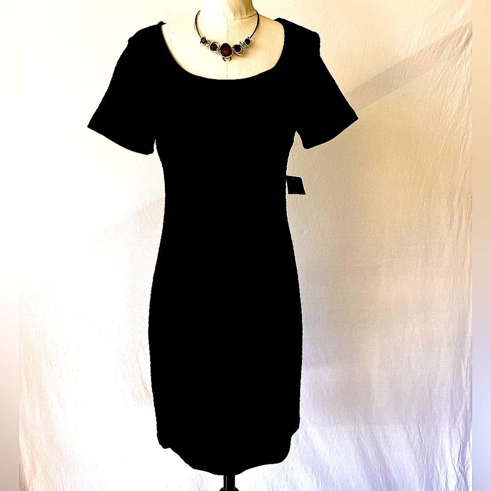 Simple Short-Sleeved Dress with French Canadian Style